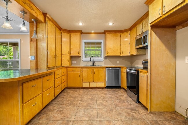 Building Photo - 2020 Clover Ln