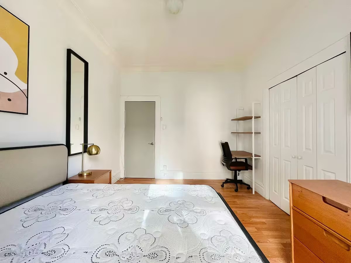 Building Photo - Furnished room/NOT APARTMENT