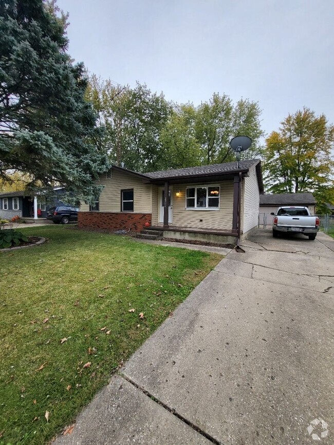 Building Photo - Beautiful 3 Bedroom 1 Bath home with finis...