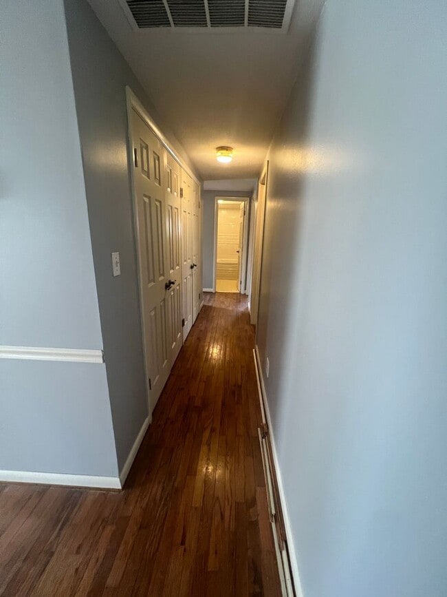 Building Photo - 3 bedrooms/2 bathrooms with detached 2 car...