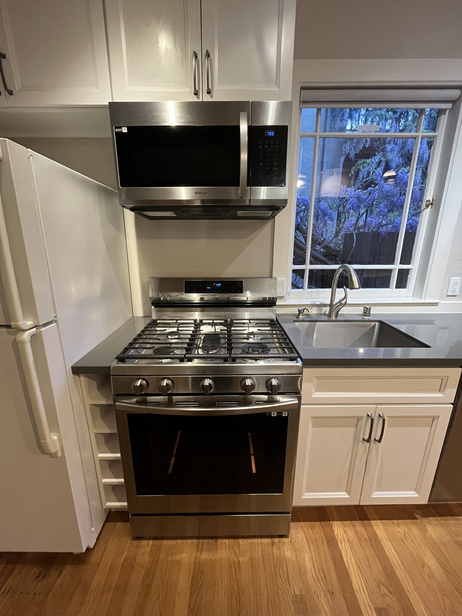 Gas stove - 128 Ronada Ave