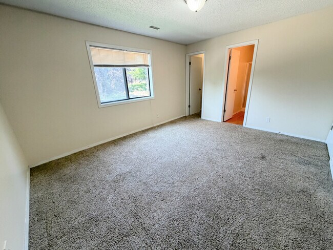 Building Photo - 1360 Brook St