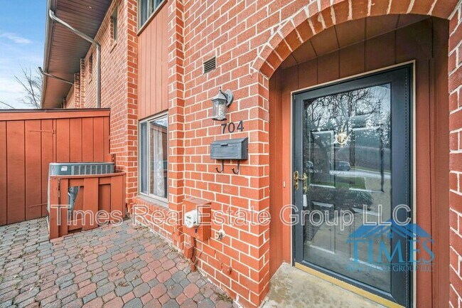 Building Photo - 704 Worthington Dr