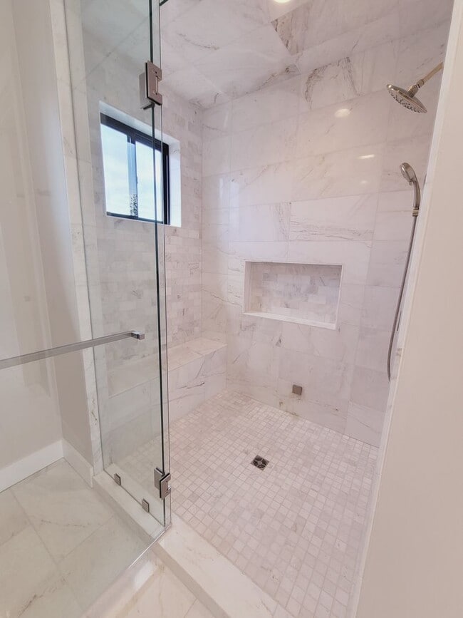 Building Photo - Luxury Downtown Townhome
