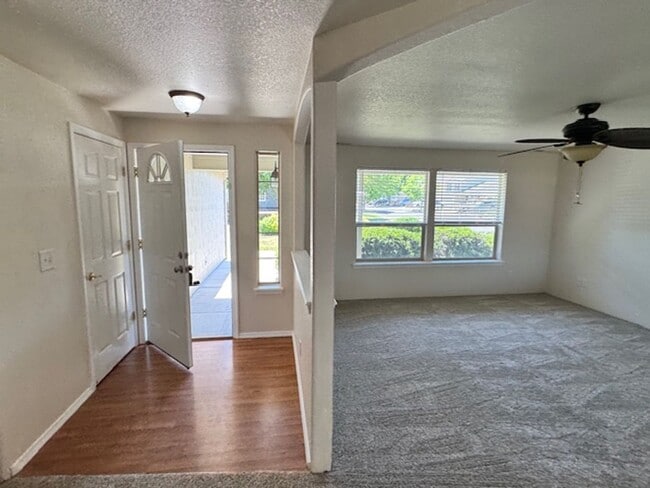 Building Photo - SPACIOUS 3 BEDROOM/ 2 BATH HOME WITH RV/BO...