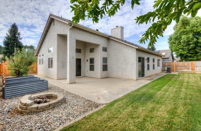 Building Photo - 2898 E Pryor Dr