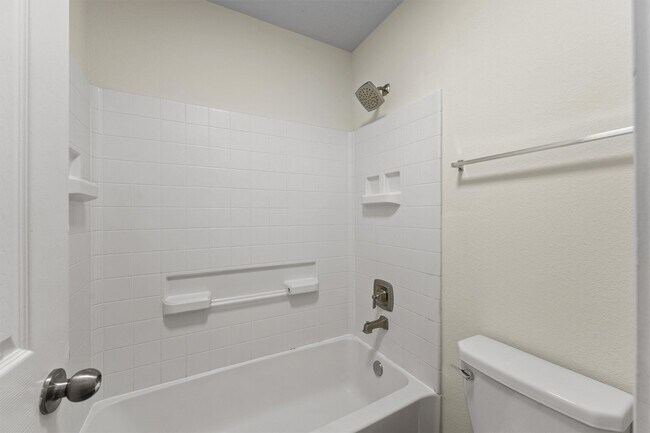 Building Photo - 2611 Verano Dr