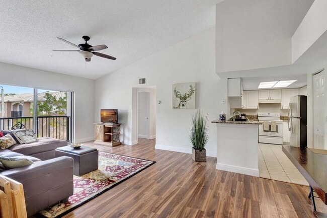 Building Photo - 1400 Crestwood Ct S