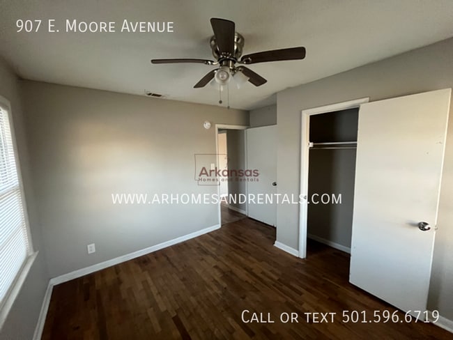Building Photo - 907 E Moore Ave