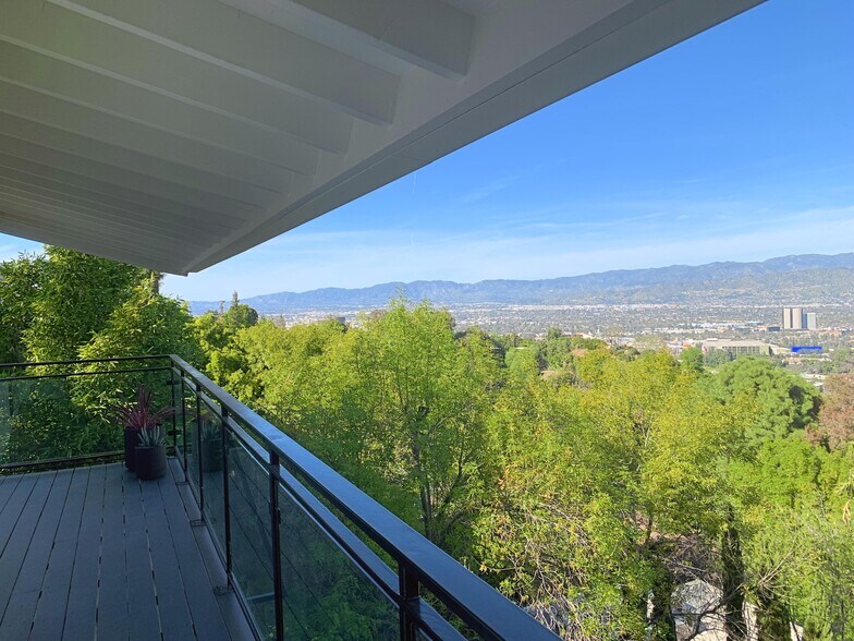 WOW! - 7353 Pyramid Pl