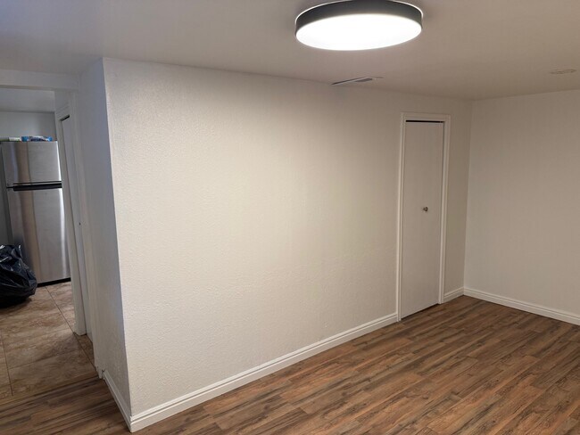 Building Photo - 948 Poinsettia Dr