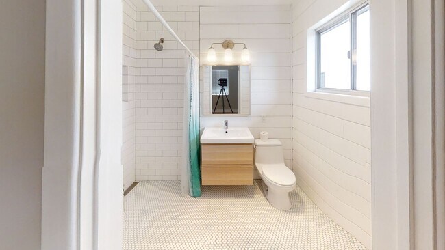 Building Photo - Newly Remodeled with Amazing Views!