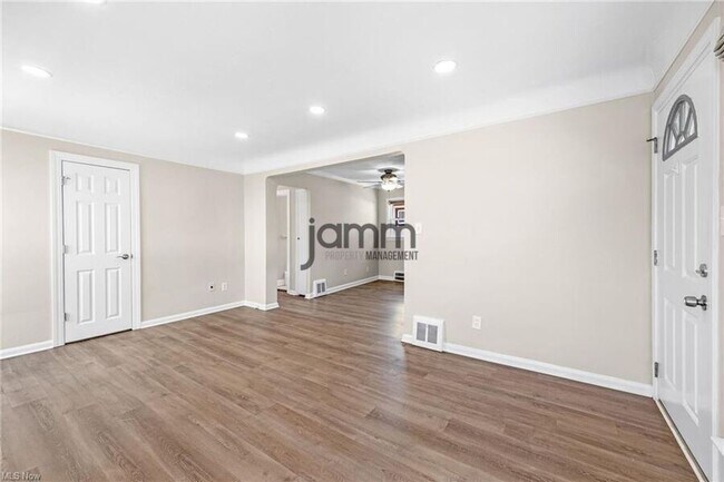 Building Photo - 1653 Woodhurst Ave