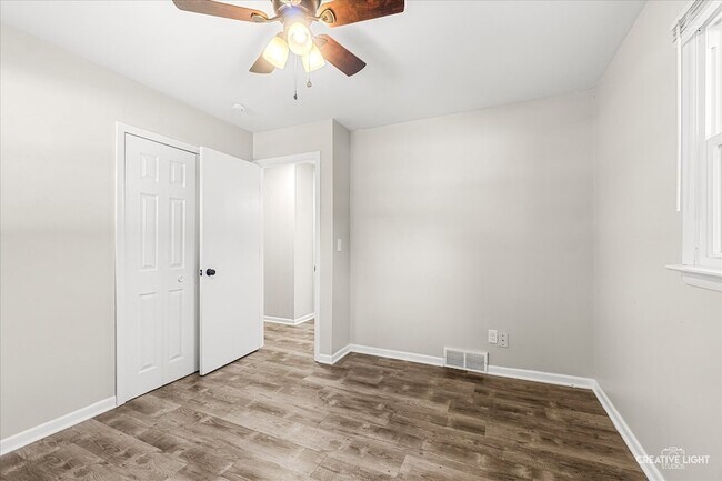 Building Photo - 1528 Oak Ln