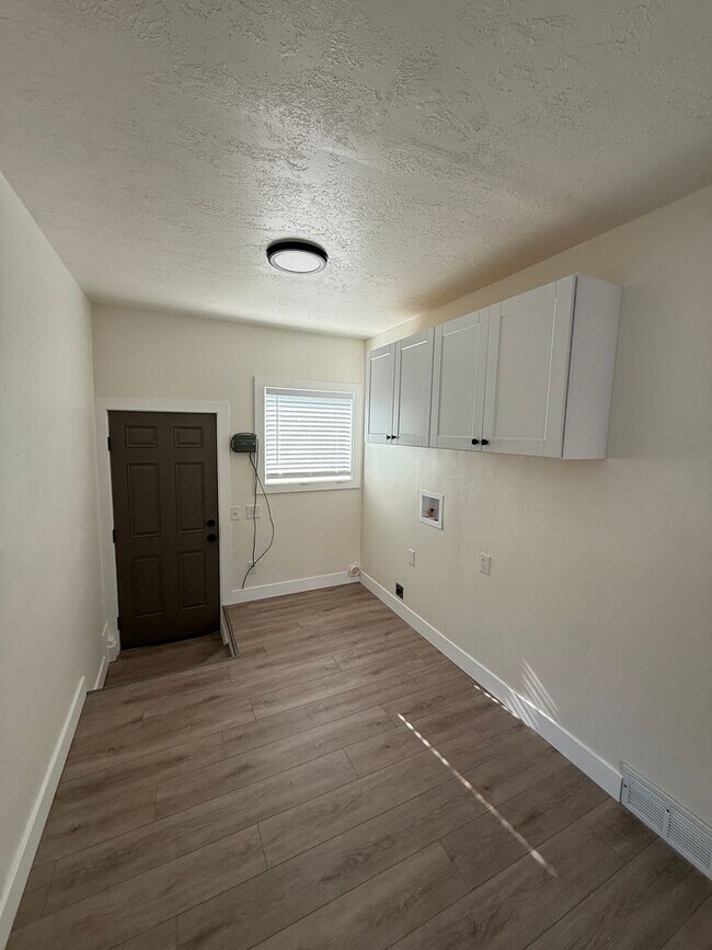 Building Photo - Five Bedroom Home, 2600 sq ft,  West Jordan, $3000/month, Fenced Yard