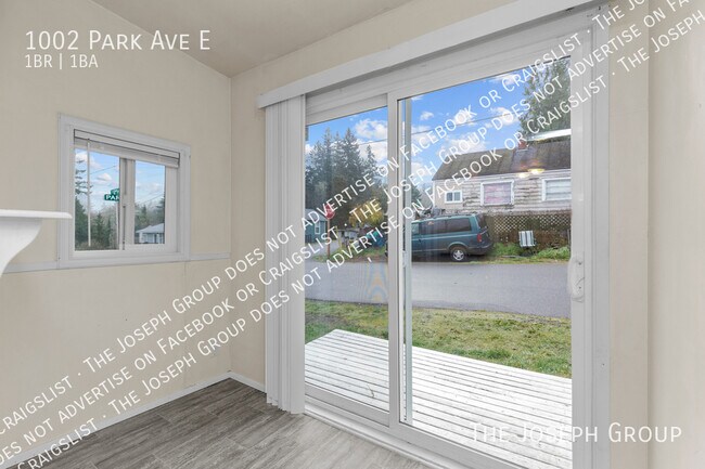 Building Photo - 1002 Park Ave E