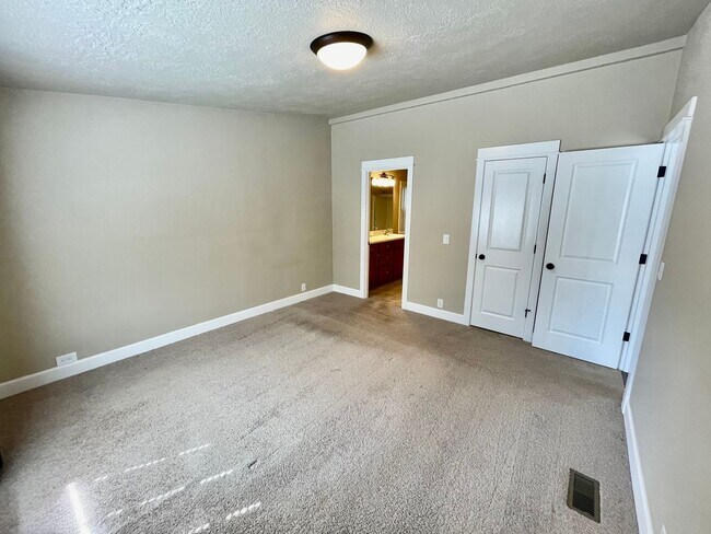 Building Photo - Spacious 3 Bedroom/2 Bath Home with genero...