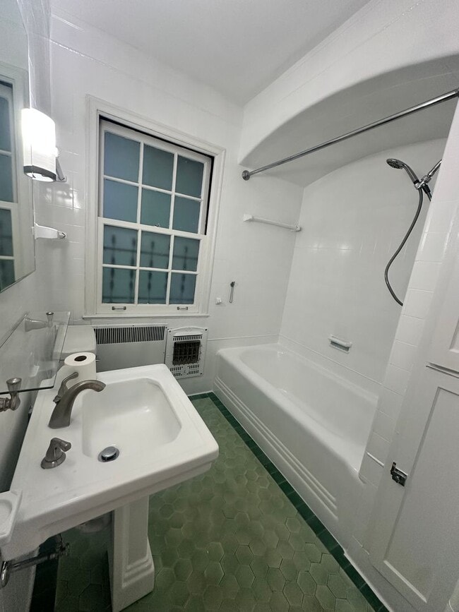 Building Photo - 2007 Kenilworth Pl