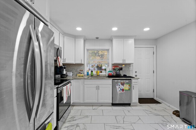 Building Photo - 5 Clover Hill Ave