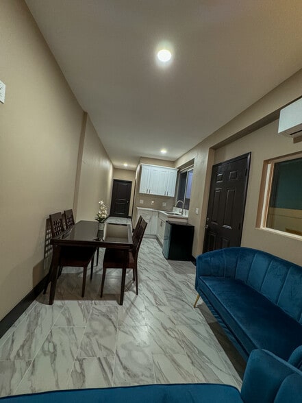 Beautiful 1 bedroom apartment with small kitchen & bathroom. Quiet street. Secured property. - 1679 Brockton Ln