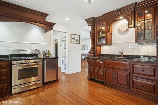 Building Photo - 1674 Bowling Green Dr
