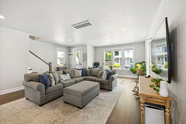 Building Photo - Urban Living just minutes from Downtown Na...