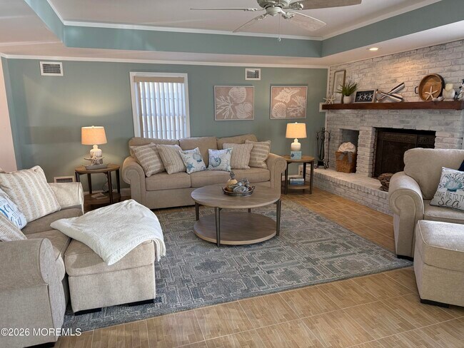 Building Photo - 102 W Colony Rd