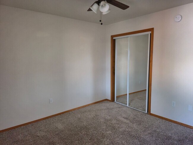 Building Photo - Spacious 3 bed/2 bath home in desired neig...