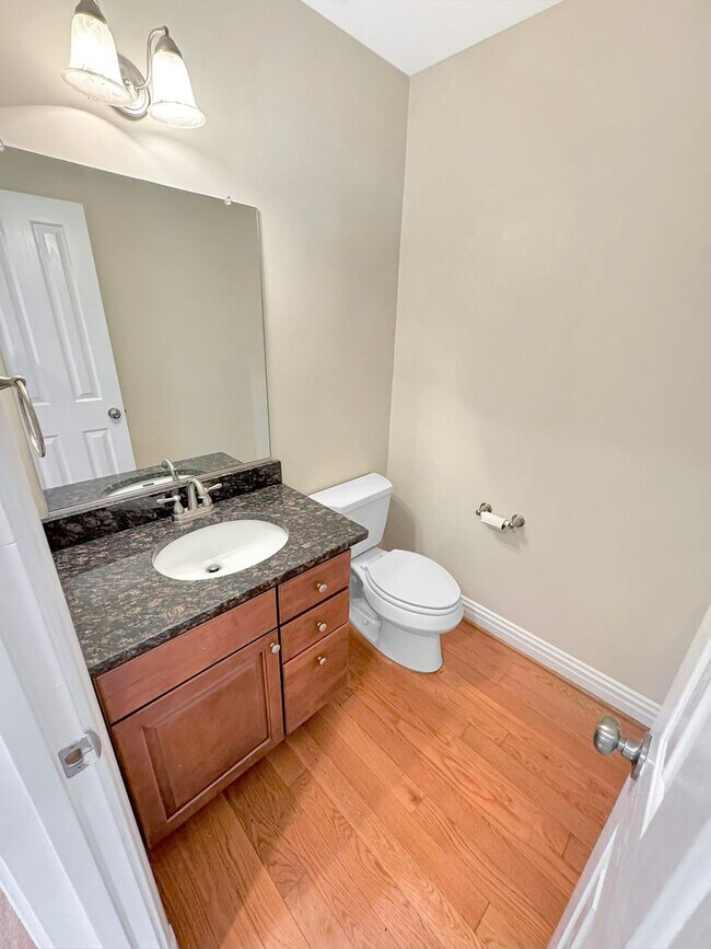 Building Photo - 5 Bedroom Home in VCU Area - Move in Speci...