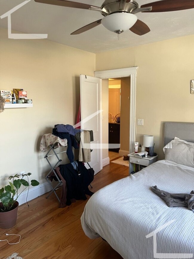 Building Photo - 9/1 No Fee! Spacious 3BR/2BA w/parking included!