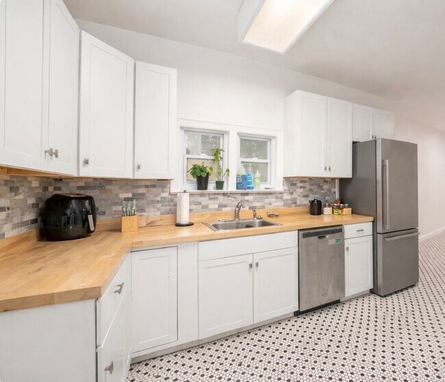 Building Photo - 6-Bedroom Home: Includes 6 parking spots!