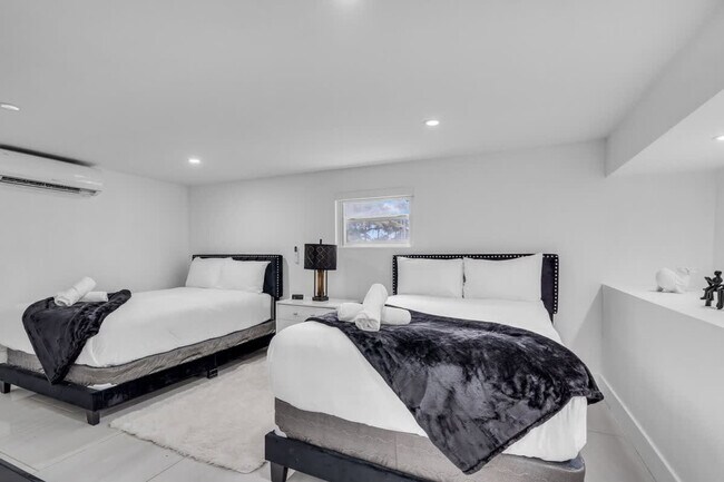 Building Photo - 1255 NE 199th St