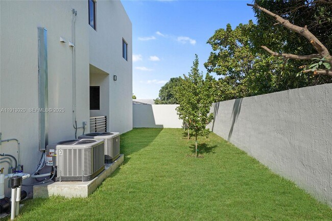 Building Photo - 4303 E 8th Ct