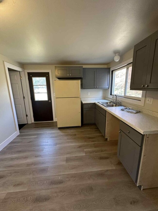 Building Photo - REMODELED 2 Bedroom Duplex