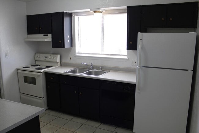 Building Photo - 3505 Lafayette Dr NE