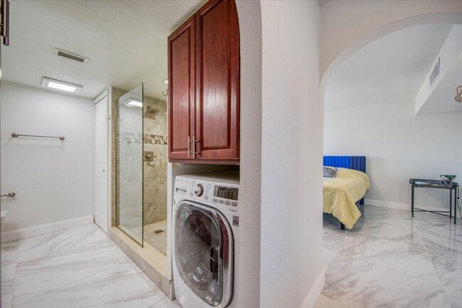 Building Photo - 851 Bayway Blvd
