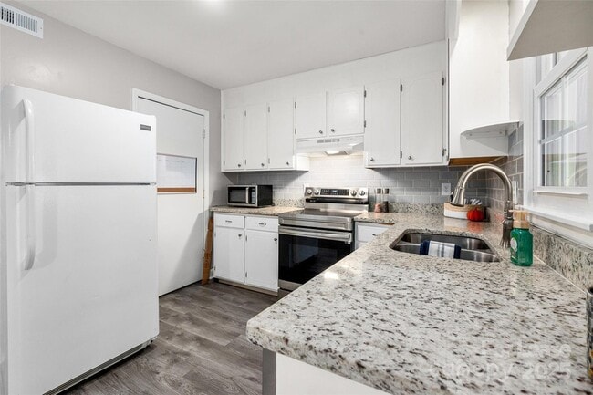 Building Photo - 1422 Delane Ave