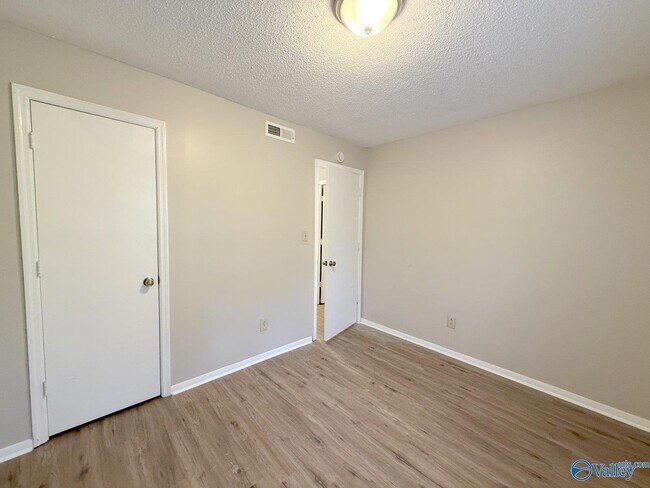 Building Photo - 2700 Lantern Walk SE