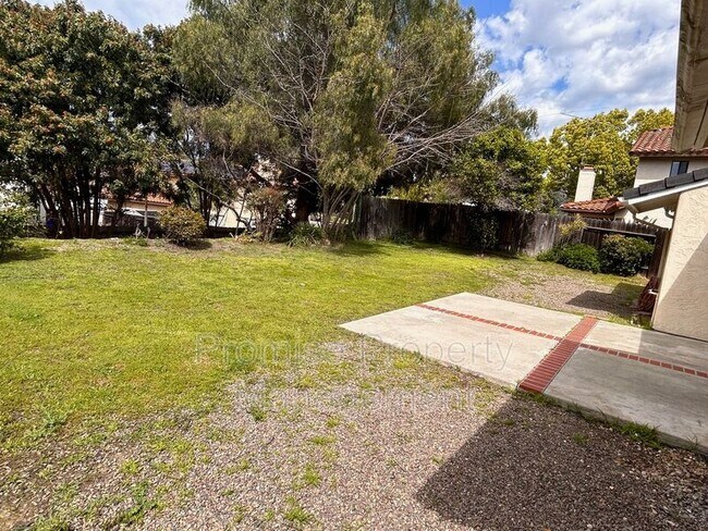 Building Photo - 885 Pinewood Dr