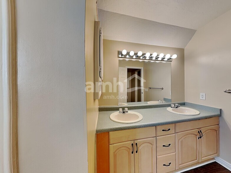 Building Photo - 1872 W Sir Charles Dr