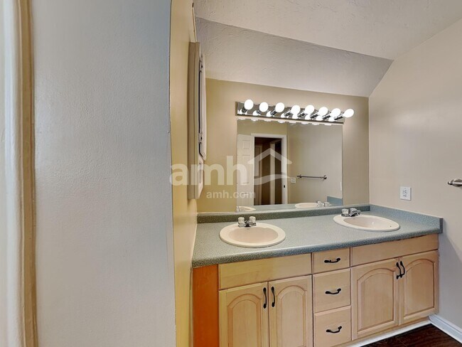 Building Photo - 1872 W Sir Charles Dr