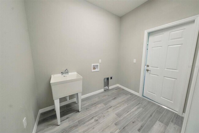 Building Photo - Executive 4/3 Rental