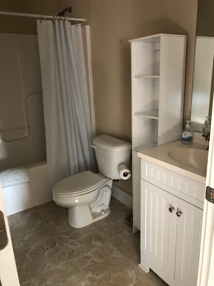Bathroom - 2850 Salem Rd