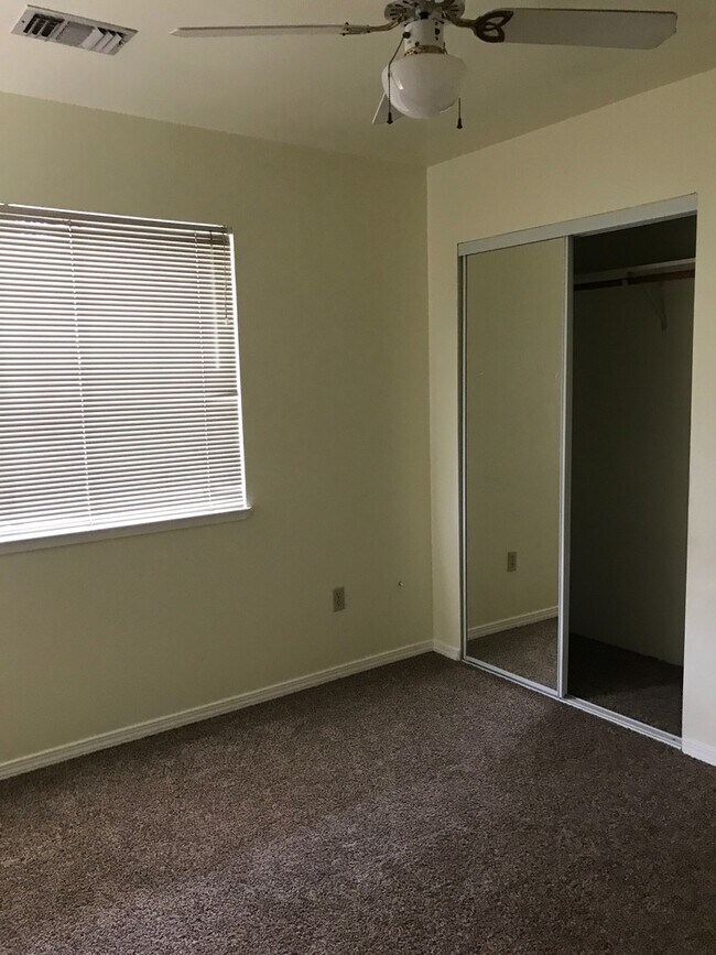 Building Photo - 3 Bedroom 2 Bath home w Garage