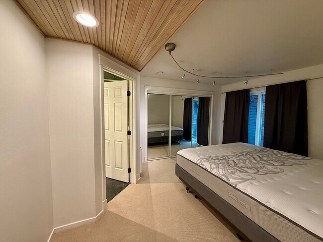 Building Photo - 1629 Queen Anne Ave N