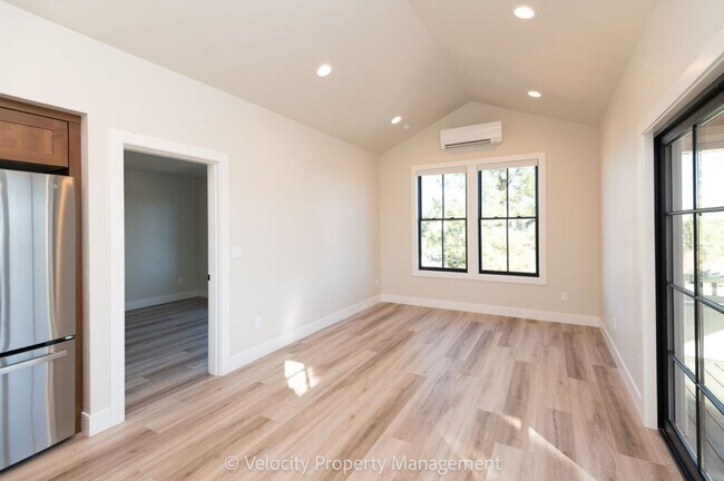 Building Photo - Brand New 1 Bedroom in Discovery West Neighborhood!