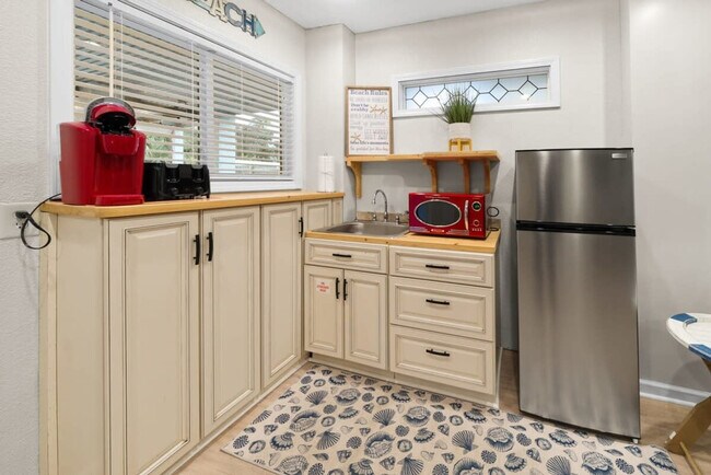 Building Photo - 501 Dolphin St