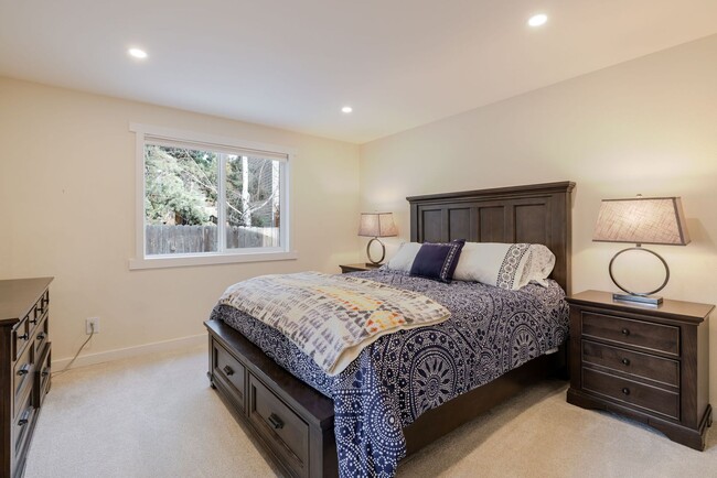 Building Photo - Furnished Rental in Desirable NW Bend Neighborhood