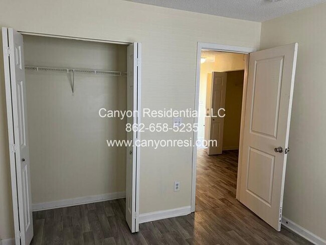 Building Photo - 461 Bedford Knoll Dr