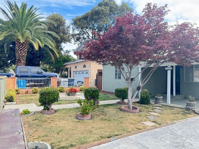 Building Photo - Charming 2 bedroom, 1 bathroom house